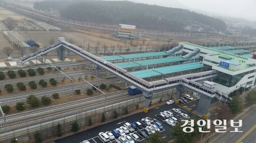 파주시는 도로 폭이 좁아 유턴 구역이 없던 문산역 앞(문산역에서 한진 1차 아파트 구간) 편도 2차로에 유턴 구역을 설치해 주민 불편을 해소했다. 경의중앙선 문산역 /경인일보DB