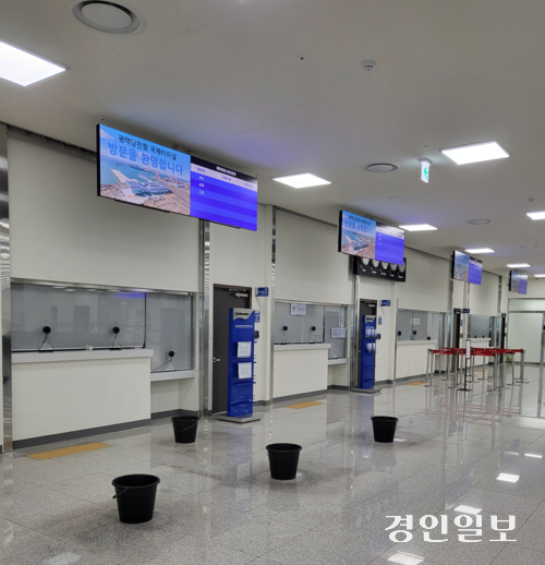 지난 3일 오전 1시께  평택항국제여객터미널 2층 대합실 매표소 앞 천장에서 누수가 발생, 천장 밑에 물받이를 설치해 놓았다.    평택/김종호기자kikjh@kyeongin.com.