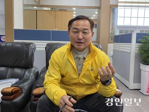 김재갑 이천백사산수유꽃축제추진위원장은 “한 폭의 풍경화를 연출하는 산수유꽃축제를 감상하면서 희망과 행복이 깃든 한 해를 만드시기를 바란다”고 축제에 초대했다.2025.3. 4 이천/서인범기자 sib@kyeongin.com