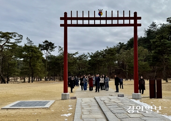 여주교육지원청이 5일 세종대왕릉에서 뜻깊은 참배 행사를 진행하며 지역 교육의 새로운 전기를 마련했다. 2025.3.5 여주/양동민기자 coa007@kyeongin.com