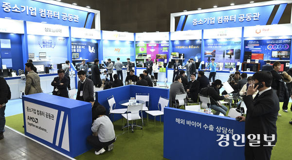 5일 오후 고양시 킨텍스에서 열린 ‘코리아 나라장터 엑스포 2025’에서 관람객들이 중소기업 컴퓨터 공동관 부스를 둘러보고 있다. 7일까지 ‘세계로 가는 K-조달, 혁신을 조달하다! 미래를 개척하다!’란 주제로 열리는 이 행사는 660여개 중소·벤처·혁신기업이 1천100여개 부스에서 다양한 기술 우수제품과 혁신제품을 선보인다. 2025.3.5 /이지훈기자 jhlee@kyeongin.com