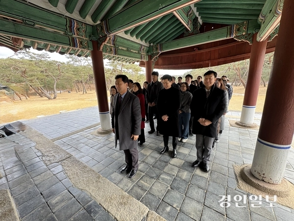 여주교육지원청이 5일 세종대왕릉에서 뜻깊은 참배 행사를 진행하며 지역 교육의 새로운 전기를 마련했다. 2025.3.5 여주/양동민기자 coa007@kyeongin.com