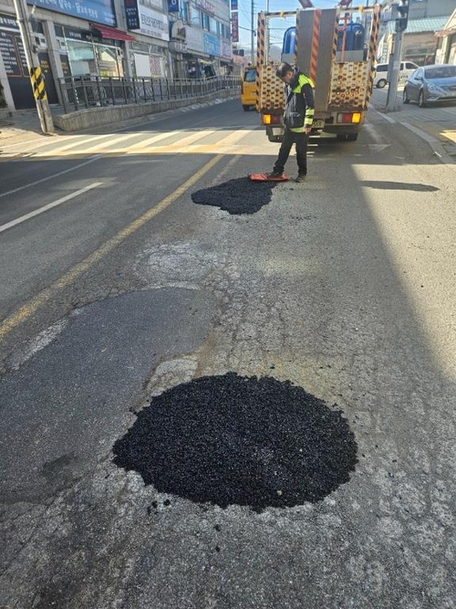 광주시가 운전자와 보행자 안전을 위협하는 도로 관련 일제 정비에 나섰다. 2025.3.5 /광주시 제공