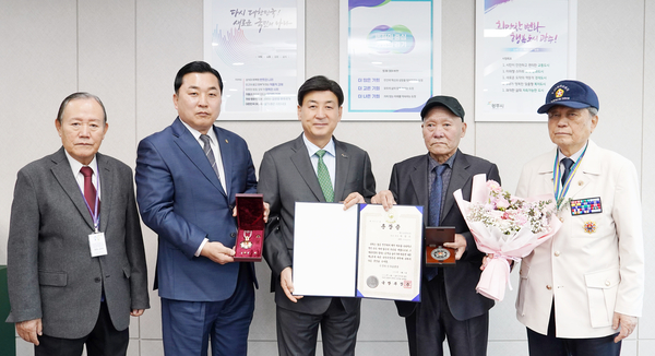 광주시가 5일 6·25전쟁에 참전해 무공을 세운 고 박영수 병장의 유족에게 화랑무공훈장을 전달했다. 2025.3.5 /광주시 제공