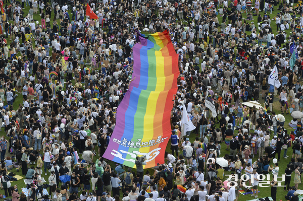 사진은 서울 시청광장에서 제23회 서울퀴어문화축제가 열리고 있는 모습. /경인일보DB