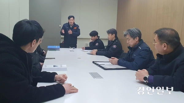 6일 오후 합동점검에 나선 분당소방서 등 관계자들이 현장 점검에 앞서 성남종합버스터미널 사무실에서 사전 미팅을 하고 있다. 2025.3.6 성남/김순기기자 ksg2011@kyeongin.com