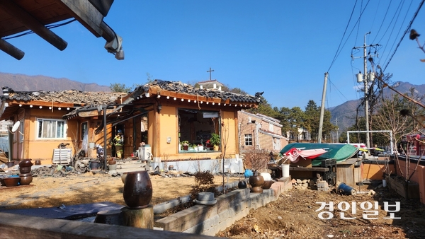 6일 오전 10시쯤 포천시 이동면 노곡리 민가에서 “포탄이 떨어졌다”는 신고가 접수 돼 현재까지 3명이 중·경상을 입었으며 마을 건물 여러 채가 파손된 것으로 파악됐다. 현장에 출동한 소방당국은 부상자들을 인근 병원으로 이송했으며 포탄 낙하 원인과 정확한 피해 규모 등을 조사 중이다. 사진은 현장 모습. 2025.3.6 /독자제공