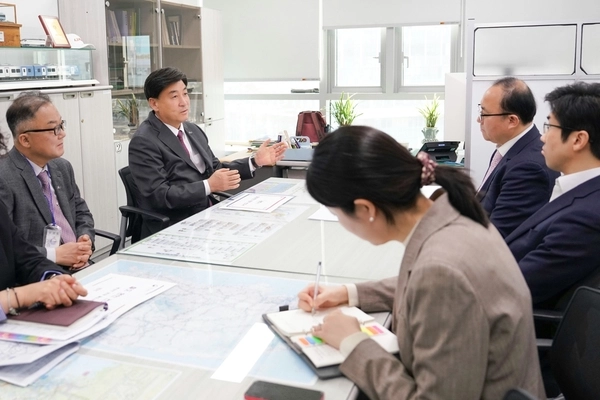 방세환 광주시장을 비롯한 시 관계자들은 6일 국토교통부를 방문, 관내 주요철도 현안에 대한 건의서를 전달하고 이에 대한 중요성과 필요성을 적극 설명했다. 2025.3.6 /광주시 제공