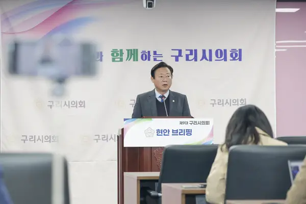 신동화 구리시의장이 6일 ‘추가경정예산안’을 다룰 346회 임시회 소집을 앞두고 백경현 시장에게 시의회 존중을 보여달라고 당부하고 있다. 2025.03.06 /구리시의회 제공