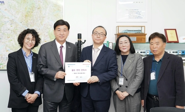 방세환 광주시장을 비롯한 시 관계자들은 6일 국토교통부를 방문, 관내 주요철도 현안에 대한 건의서를 전달하고 이에 대한 중요성과 필요성을 적극 설명했다. 2025.3.6 /광주시 제공