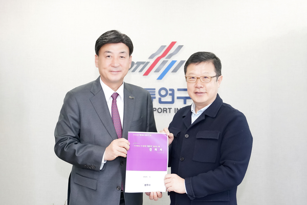 방세환 광주시장이 6일 한국교통연구원을 방문하여 김영찬 원장을 만나 철도망구축 관련 정책을 건의했다. 2025.3.6 /광주시 제공