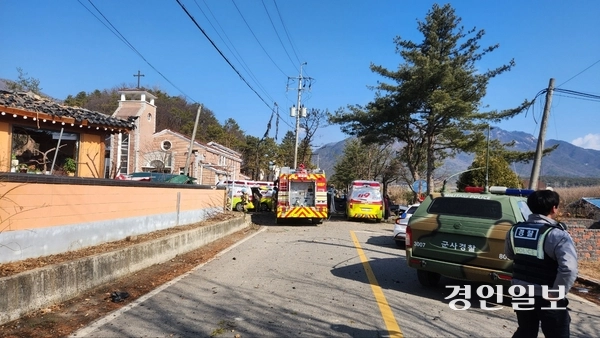 6일 오전 10시쯤 포천시 이동면 노곡리 민가에서 “포탄이 떨어졌다”는 신고가 접수 돼 현재까지 3명이 중·경상을 입었으며 마을 건물 여러 채가 파손된 것으로 파악됐다. 현장에 출동한 소방당국은 부상자들을 인근 병원으로 이송했으며 포탄 낙하 원인과 정확한 피해 규모 등을 조사 중이다. 사진은 현장 모습. 2025.3.6 /독자제공