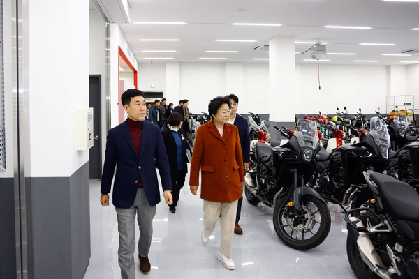 지난 5일 김경희 이천시장이 ‘혼다 에듀케이션 센터’ 오픈 기념행사 후 교육 시설을 둘러보고 있다. 2025.3.5 /이천시 제공
