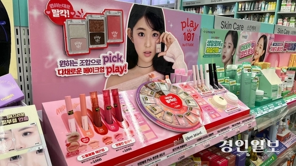 지난 1일 아모레퍼시픽의 화장품 브랜드 ‘에뛰드’가 다이소 전용 화장품 ‘플레이101’ 라인을 출시했다. 사진은 수원시내 한 다이소 화장품 코너에 자리한 플레이101 매대. 2025.3.6 /윤혜경기자 hyegyung@kyeongin.com