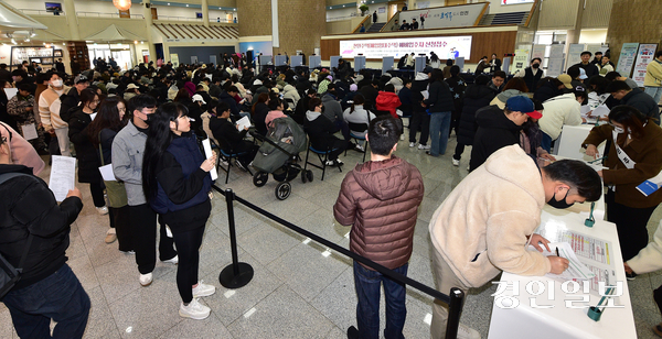 6월말부터 입주 시작 6일 오전 인천시청 중앙홀에 마련된 ‘천원주택(매입임대주택) 예비입주자 신청접수’ 현장을 찾은 예비 입주자들이 신청 접수를 하기 위해 줄지어 서있다. 2025.3.6 /조재현기자 jhc@kyeongin.com