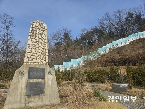 오산 죽미령 평화공원 내 옛 유엔군초전기념비. 그 뒤로 보이는 죽미령 고개를 올라가면 반월봉에 오른다. 오산/공지영기자 jyg@kyeongin.com