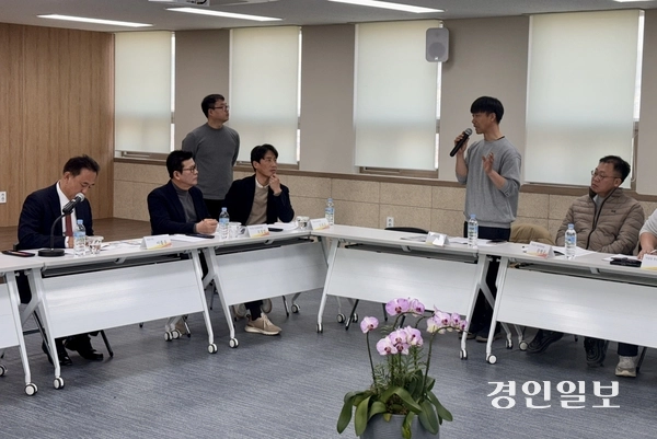 이충우 여주시장은 7일 오전 11시 가남읍 행복나눔센터에서 총 32명의 가남읍 청년들과 ‘시민소통 간담회’를 통해 지역 발전과 청년정책에 허심탄회하게 대화를 나눴다. 2025.3.7 여주/양동민기자 coa007@kyeongin.com