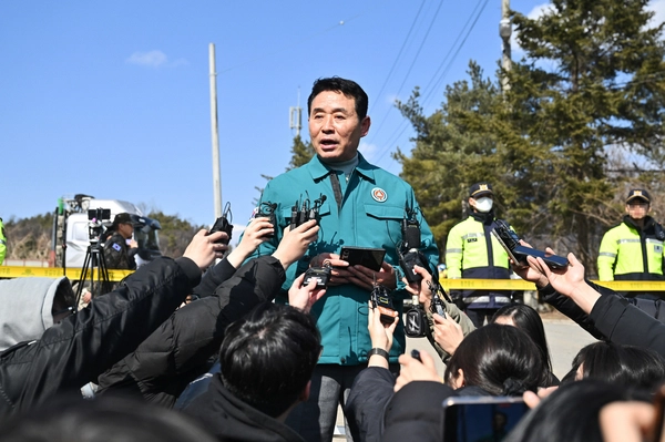 백영현 포천시장이 이동면 노곡리에서 발생한 전투기 폭탄 오발 사고 피해복구 지원대책에 관한 기자회견을 하고 있다. 2025.3.7 /포천시 제공