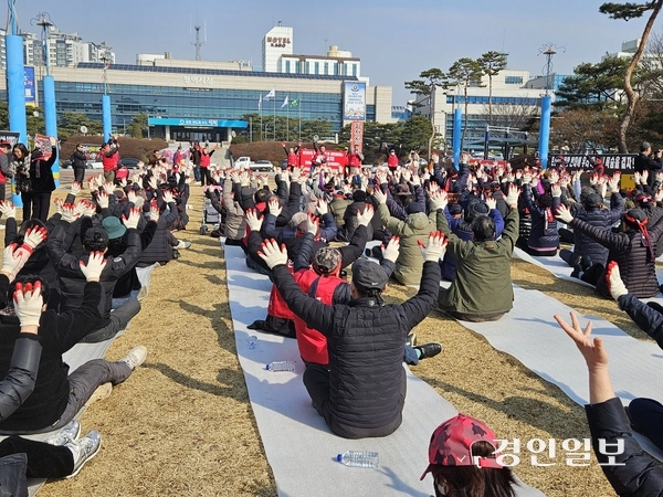 7일 오전 평택시청 앞에서 평택 종합장사시설 설치에 반대하는 진위면 은산리 및 안성시 원곡면 산하리 주민 200여 명이 화장장 설치 계획 철회를 요구하며 시위를 벌이고 있다. 2025.3.7 평택/김종호기자 kikjh@kyeongin.com
