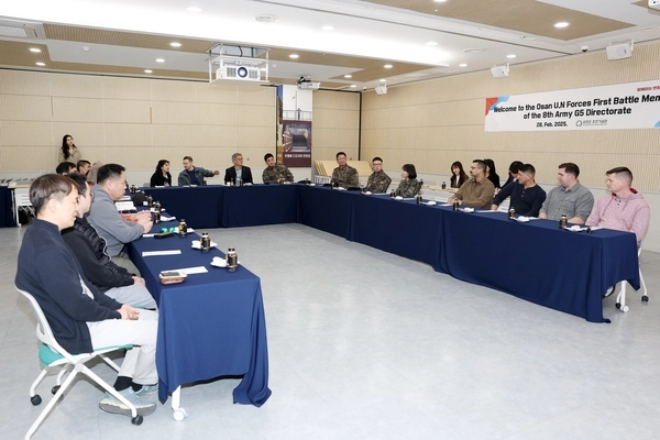 지난달 28일 오산죽미령평화공원 유엔초전기념관에 방문한 미8군의 기획참모부(G5) 소속 영관급 장교 등 20여명이 죽미령 전투에 대한 설명을 듣고 있다. /오산시 제공