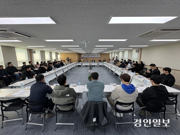 이충우 여주시장은 7일 오전 11시 가남읍 행복나눔센터에서 총 32명의 가남읍 청년들과 ‘시민소통 간담회’를 통해 지역 발전과 청년정책에 허심탄회하게 대화를 나눴다. 2025.3.7 여주/양동민기자 coa007@kyeongin.com
