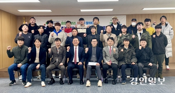 이충우 여주시장은 7일 오전 11시 가남읍 행복나눔센터에서 총 32명의 가남읍 청년들과 ‘시민소통 간담회’를 통해 지역 발전과 청년정책에 허심탄회하게 대화를 나눴다. 2025.3.7 여주/양동민기자 coa007@kyeongin.com