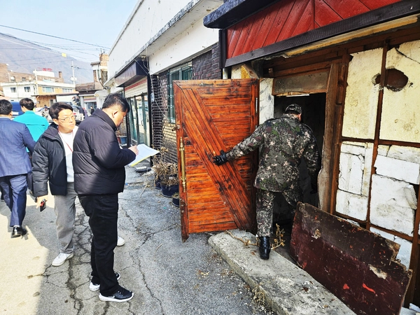 포천시 이동면 노곡리 사고 현장에 파견된 시 공무원들이 군 당국과 피해 상황을 조사하고 있다. 2025.3.7 /포천시 제공