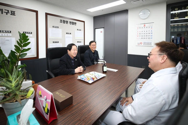 주광덕 남양주시장이 7일 다산동에 소재한 빙그레 도농공장을 방문해 최원규 노동조합 위원장과 간담회를 갖고 있다. 2025.3.7 /남양주시 제공