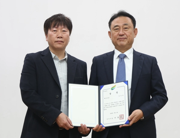 여주시 북내면 행정복지센터(면장 이준기)가 2024년 실적성과 관리 부서평가와 읍·면 지방세정운영평가에서 모두 최우수상을 차지했다. 사진은 이준기 북내면장과 이충우 여주시장 2025.3.4 / 여주시 제공