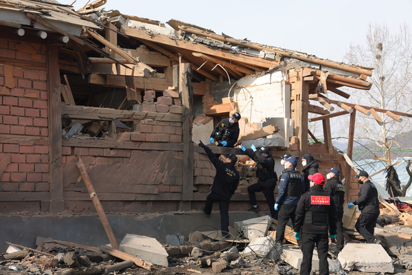 7일 오전 경기도 포천시 이동면 노곡리 공군 전투기 오폭 사고 현장에서 합동 감식반이 파손된 건물을 살펴보고 있다. 2025.3.7 /연합뉴스