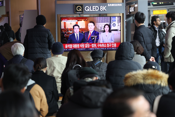 법원이 윤석열 대통령의 구속 취소 청구를 인용한 7일 서울역 대합실에서 시민들이 관련 뉴스를 시청하고 있다. 2025.3.7 /연합뉴스