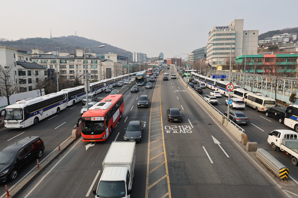 법원이 윤석열 대통령의 구속 취소 청구를 인용한 7일 서울 용산구 한남동 관저 인근에 경찰버스로 차벽이 세워져 있다. 2025.3.7 /연합뉴스