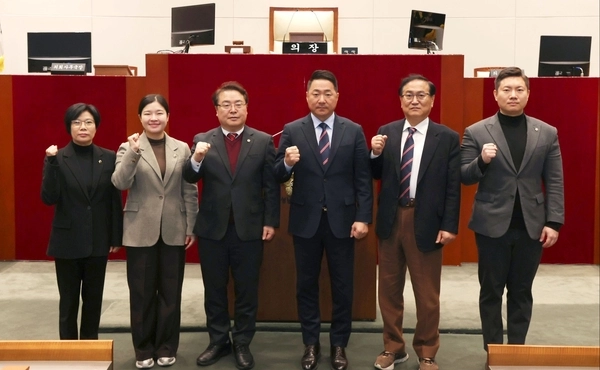 과학고 유치를 놓고 성남시의회 국민의힘이 야당인 더불어민주당이 이중적 태도를 보이고 있다고 맹비난하고 나섰다. 사진은 성남시의회 국민의힘 정용한 대표의원 등 지도부. /성남시의회 국민의힘협의회 제공