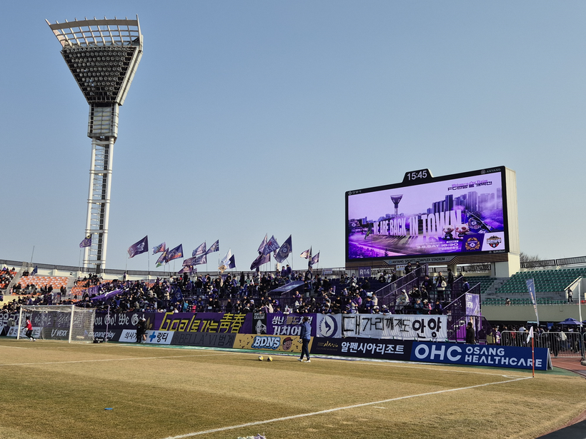 [<b>K리그</b> 현장 르포] ‘감격의 홈 개막전’ 구름 인파 몰린 FC<b>안양</b> 아워네...