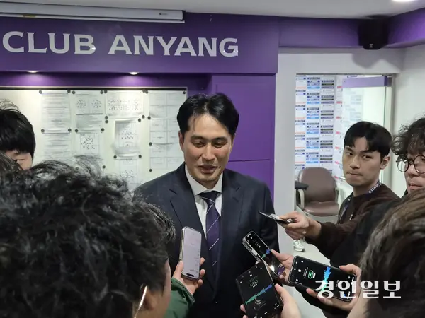 유병훈 FC안양 감독이 기자들과 경기 전 인터뷰를 하고 있다. 2025.3.8 /이영선기자 zero@kyeongin.com