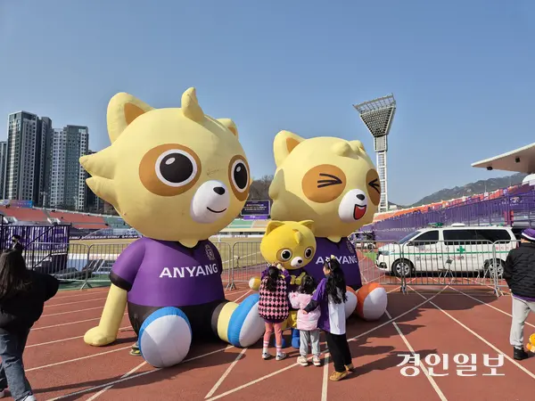 FC안양이 홈 개막전을 방문하는 팬들을 위해 마련한 팀 마스코트 ‘바티’ 포토존. 2025.3.8 /이영선기자 zero@kyeongin.com