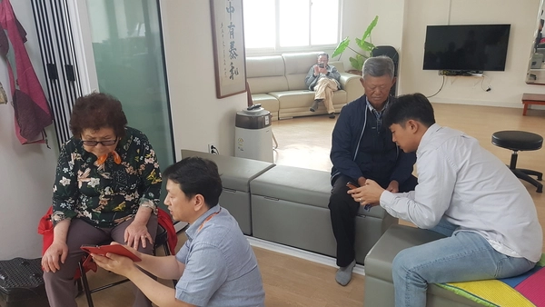 광주시가 교통소외지역에 똑버스를 운행중인 가운데 이용에 어려운 어르신들을 위해 시 직원들이 이용법에 대한 대면교육을 실시했다. /광주시 제공