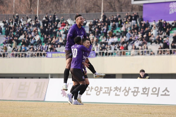 FC안양 마테우스가 득점에 성공하고 모따, 야고와 기뻐하고 있다. 2025.3.8 /한국프로축구연맹 제공