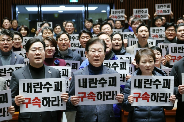 더불어민주당 이재명 대표와 박찬대 원내대표 등 의원들이 8일 서울 여의도 국회에서 속개된 비상 의원총회에서 검찰 규탄 피켓팅을 하고 있다. 2025.3.8 /연합뉴스