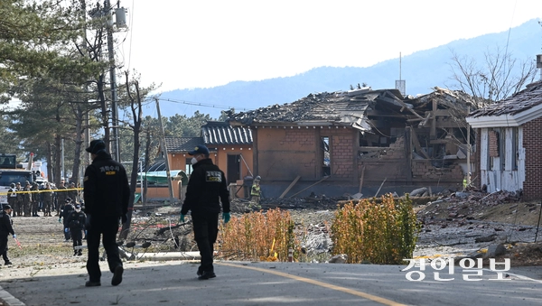 한미연합훈련 중 공군 전투기 오폭 사고로 주민 15명이 부상당한 6일 오후 아수라장으로 변한 포천시 이동면 노곡리 마을 일대에서 경찰 과학수사대가 현장을 조사하고 있다. 2025.3.6 /최은성기자 ces7198@kyeongin.com