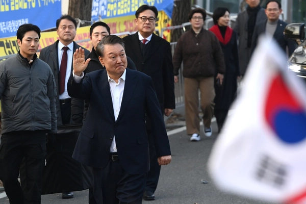 법원의 구속취소 청구 인용으로 석방된 윤석열 대통령이 8일 오후 의왕시 서울구치소에서 나와 지지자들에게 인사를 하고 있다. 2025.3.8 /최은성기자 ces7198@kyeongin.com