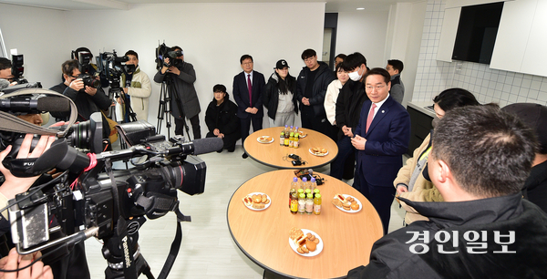 천원주택 투어 나선 유정복 인천시장. 2025.3.6 /조재현기자 jhc@kyeongin.com