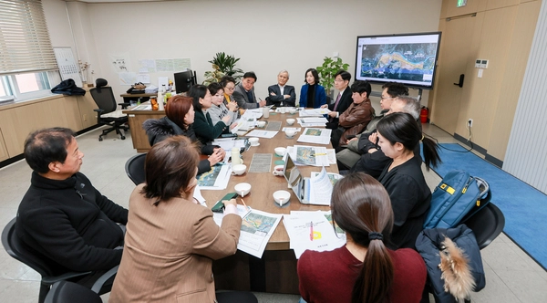 과천시의회 하영주 의장을 비롯한 시의원들과 시민단체, 재건축단지 조합장 등이 지난 7일 과천시의회에서 긴급 간담회를 열고 위례과천선 과천시 요구 노선 관철을 위한 대응방안을 논의하고 있다. 2025.3.7 /과천시의회 제공