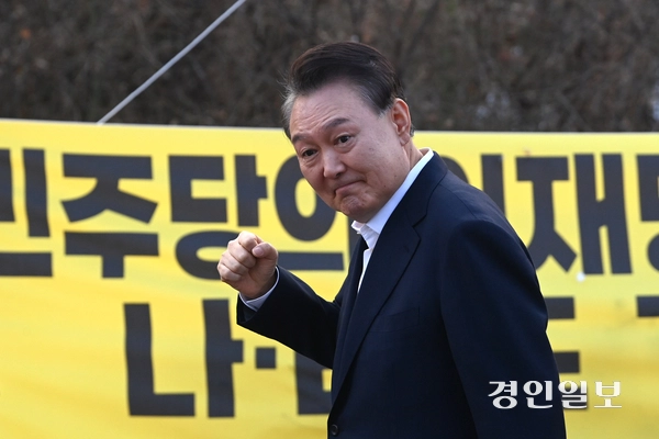 법원의 구속취소 청구 인용으로 석방된 윤석열 대통령이 8일 오후 의왕시 서울구치소에서 나와 지지자들에게 인사를 하고 있다. 2025.3.8 /최은성기자 ces7198@kyeongin.com
