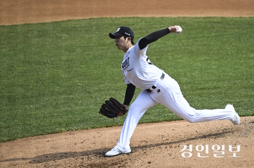 9일 오후 수원시 장안구 KT위즈파크에서 열린 ‘2025 신한 SOL뱅크 KBO 리그 시범경기 ’KT 위즈와 LG 트윈스의 경기에서 KT 오원석이 역투하고 있다. 2025.3.9 /이지훈기자 jhlee@kyeongin.com