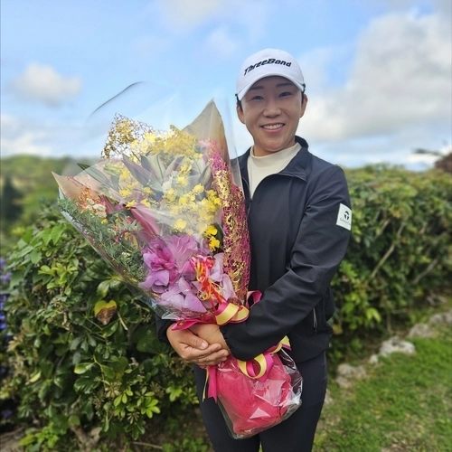 JLPGA 투어 통산 상금 1위를 차지하며 축하 꽃다발을 받은 신지애. /신지애 제공