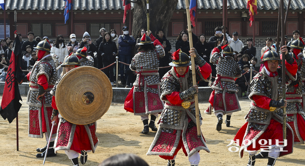 주말인 9일 오전 수원시 화성행궁 신풍루에서 시민들이 ‘무예24기 시범공연’을 관람하고 있다. 2025.3.9 /이지훈기자 jhlee@kyeongin.com