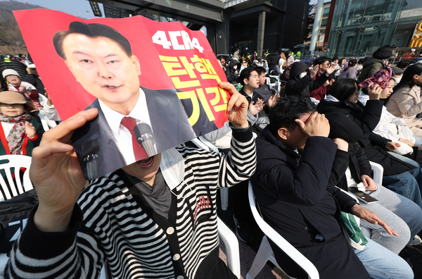 9일 서울 용산구 한남동 대통령 관저 인근에서 열린 사랑제일교회 연합 예배에서 한 참가자가 탄핵 기각을 촉구하는 손팻말을 들고 있다. 2025.3.9 /연합뉴스