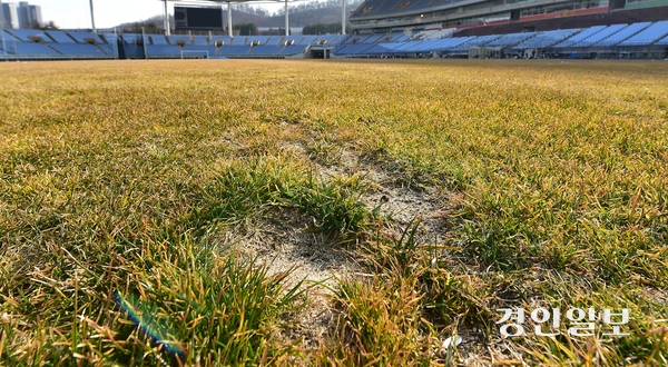 7일 오후 인천시 미추홀구 문학경기장 주경기장 의 잔디가 움푹 패여있다. 2025.3.7 /조재현기자 jhc@kyeongin.com