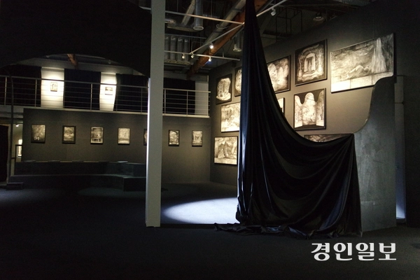 염지희 개인전 ‘녹투라마 : 발렌틴의 도끼’ 전시장 모습. 2025.3.6 /박경호기자 pkhh@kyeongin.com